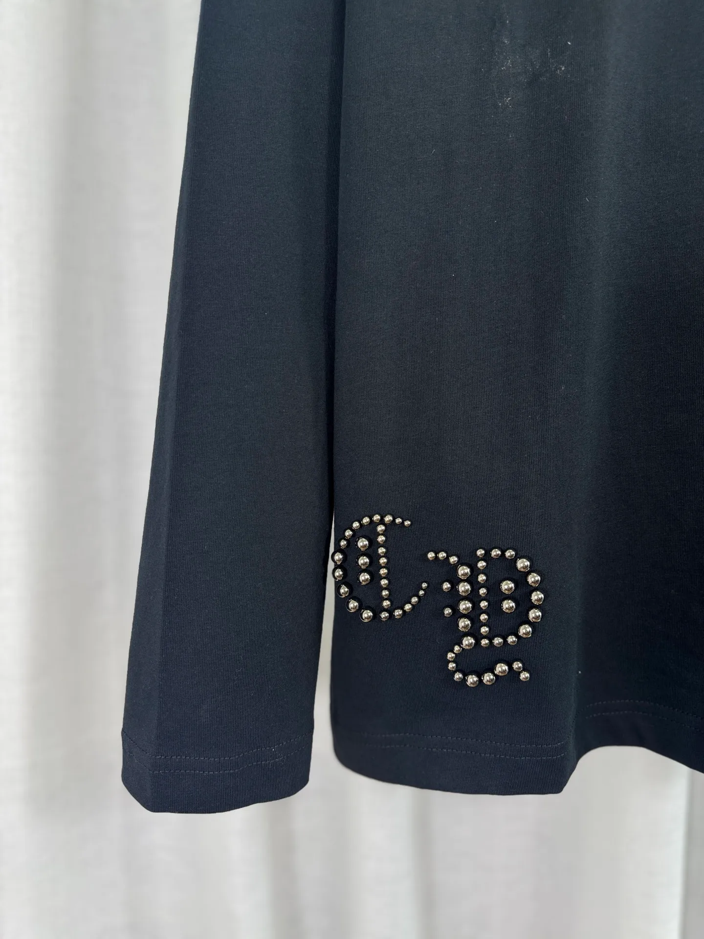 P250 top version, real shot without P, ​​different from market currency) 𝗖𝗵𝗿𝗼𝗺𝗲 𝗛𝗲𝗮𝗿𝘁𝘀/Cro Heart 2025 Autumn and Winter Horseshoe Cross Print Pearl Compass Couple Casual Long Sleeve 👑The highest version! Customized fabric 320g fabric! Horseshoe cross print pearl compass patch embroidery and exquisite embroidery of letters! The best-selling model in the counter, very comfortable to wear. Accessories: original molded and authenticated collar label➕100% silk wash label. Genuine purchase-grade original hangtag➕matching hanging rope➕3D hanging beads➕original packaging bag. Craftsmanship: The original version has consistent wiring! The highest version of the armhole matching technique! Color: Blue Black Size: S M L XL Style No.: 5171